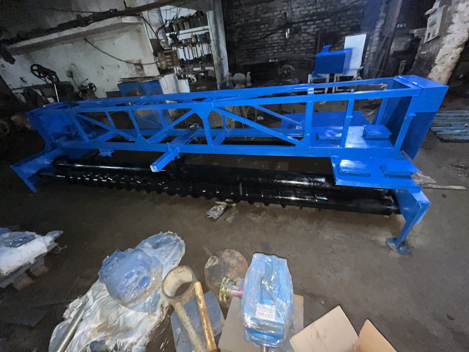 Fixed form concrete paver vibration and screed assembly, painted and fully assembled